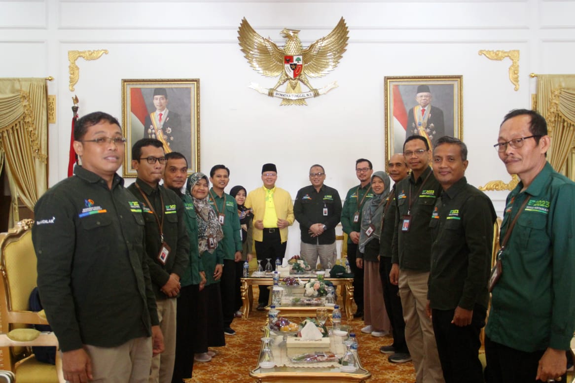 Hari ini saya dicacah terkait dengan sensus pertanian tahun 2023. Ini hari pertama datang langsung Kepala BPS Provinsi Bengkulu dan Kota Bengkulu, serta teman-teman surveyor, terkait dengan sumber daya pertanian yang kami miliki, jadi orang per orang sebagai kepala keluarga maupun anggota keluarganya