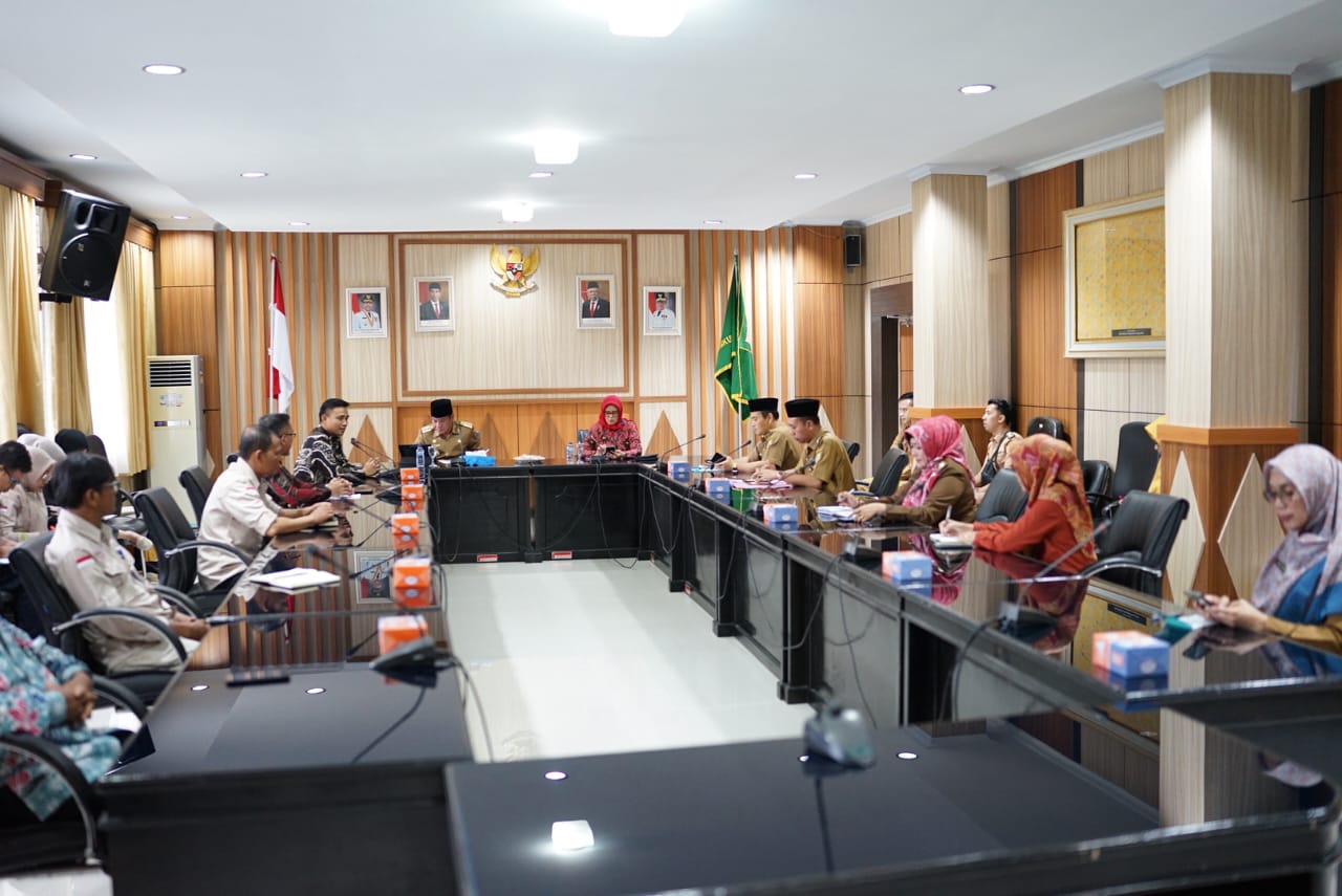 Bupati Lebong dua periode ini juga menegaskan bahwa dalam percepatan penurunan stunting ada beberapa kebijakan dan intervensi, yaitu terkait dengan penyediaan anggaran baik dana Dana Alokasi Khusus (DAK), kesehatan, pendidikan, pertanian termasuk Anggaran Pendapatan dan Belanja Desa (APBDes)