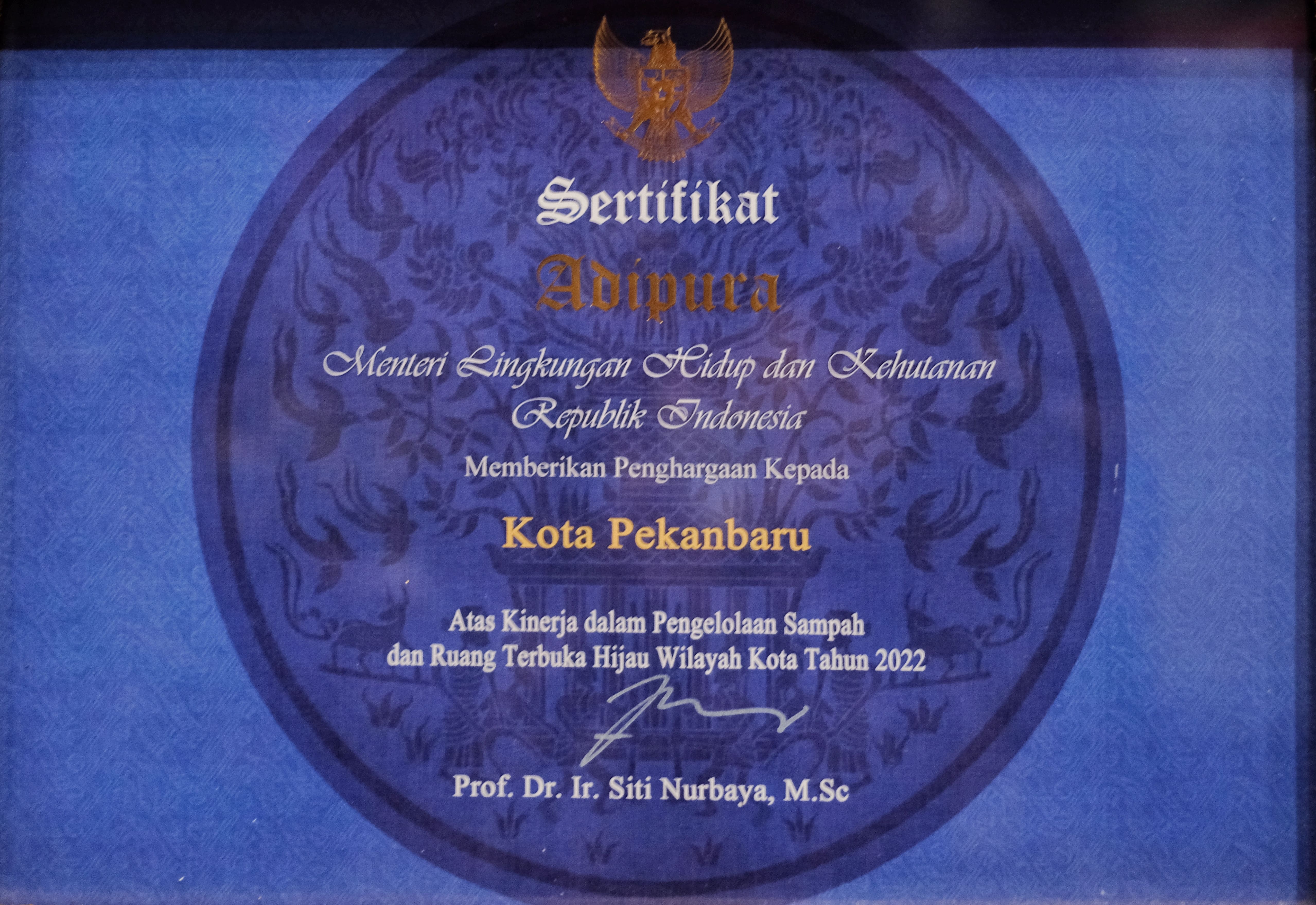 Sertifikat Adipura oleh Menteri LHK RI, Prof. Dr.Ir. Siti Nurbaya, M.Sc Kepada Wali Kota Pekanbaru Muflihun S.STP, M.AP.