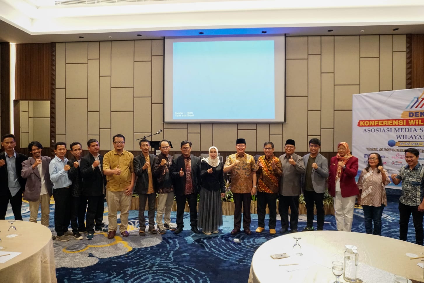 Gubernur, media itu akan menjadi potret atau wajah daerah. Namun di satu sisi bisa menjadi ajang bisnis dalam menggeliatkan perekonomian daerah dan memberikan lapangan kerja.