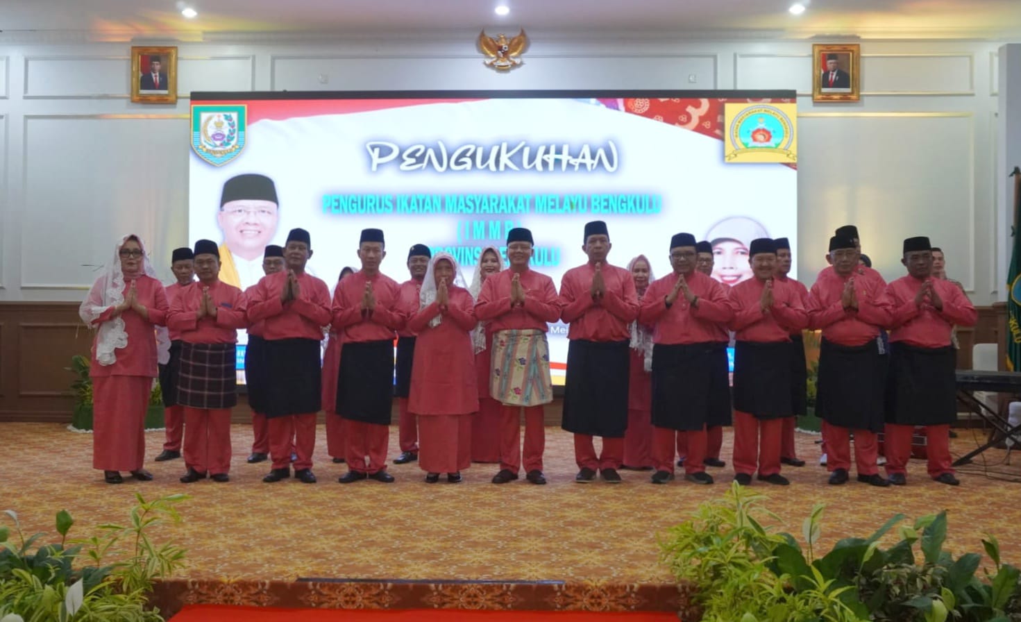 Masyarakat Melayu juga kaya akan negosiasi musyawarah, penuh dengan kehati-hatian, dan orangnya pun ramah-ramah. Nilai-nilai positif seperti ini, tentu patut untuk sama-sama kita lestarikan secara luas