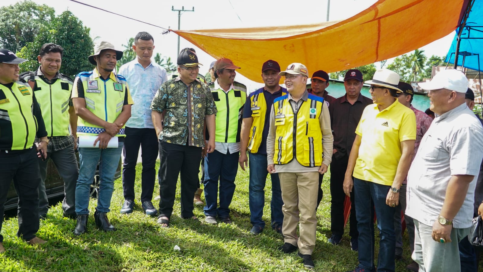 Gubernur Bengkulu Rohidin Mersyah di lokasi ground breaking Penanganan Long Segmen (Pemeliharaan Rutin, Pemeliharaan Berkala, Peningkatan/Rekonstruksi) Ruas Jalan Datar Lebar - Mentiring dan Ruas Jalan Tanjung Kemuning - Datar Lebar di Desa Pagar Dewa Kec. Kelam Tengah Kab Kaur (Kawasan Senuling)