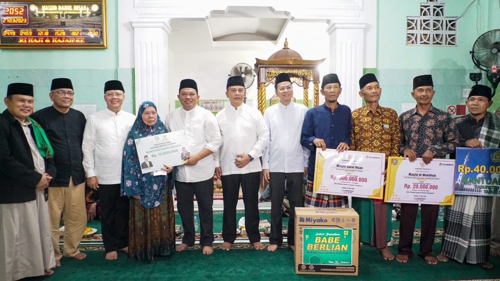 Lebih kurang 20-an masjid, ada 2 musholla dan ada 1 pura, sehingga total nilainya itu lebih kurang Rp 1,5 miliar, untuk di Kabupaten Seluma, juga dari Bank Bengkulu, Kanwil Kemenag yang sifatnya agar kemeriahan bulan ramadhan itu betul-betul terasa di tengah-tengah masyarakat