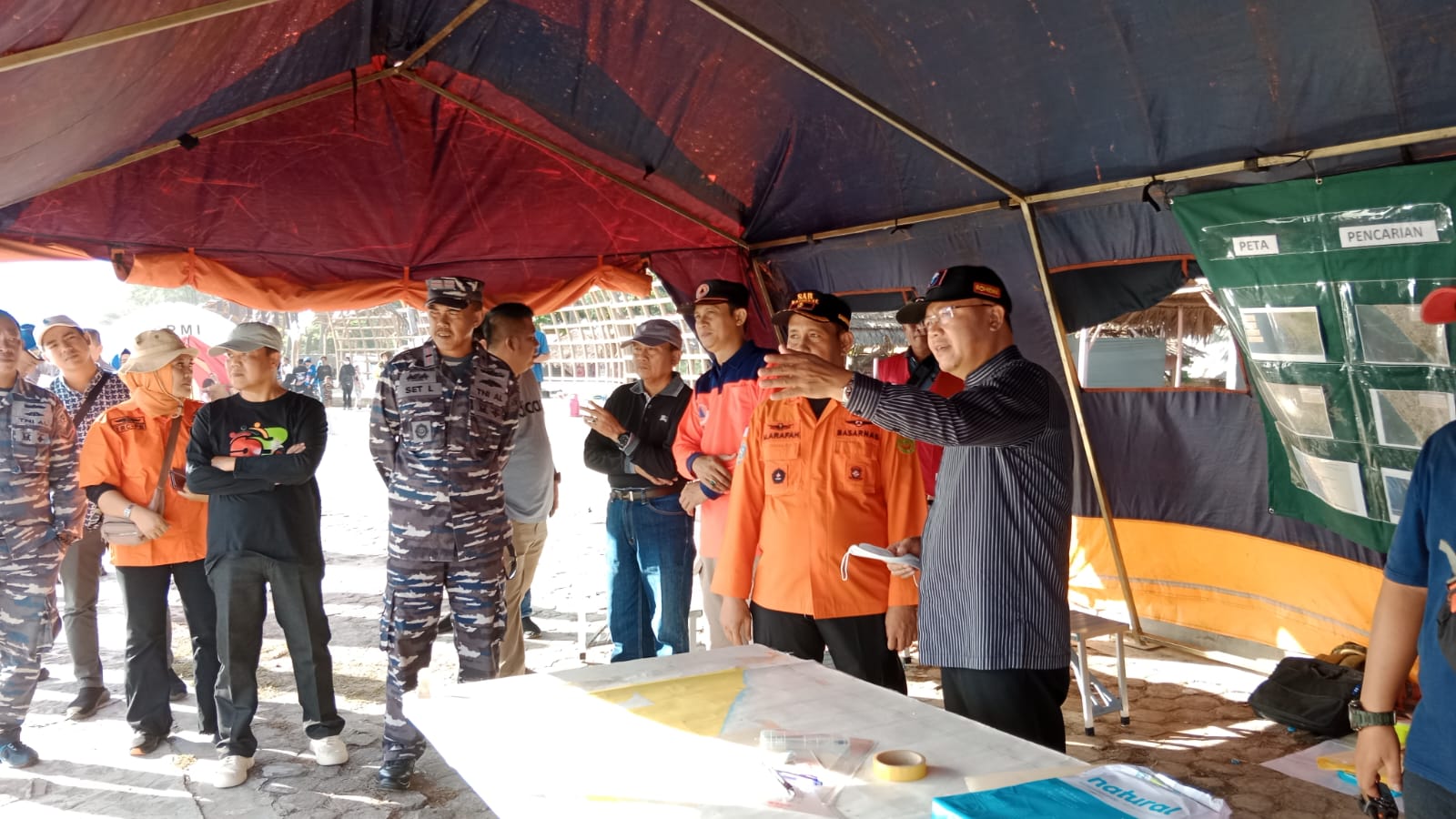 Gubernur Rohidin Mersyah turun langsung meninjau Posko Gabungan Pencarian Basarnas.