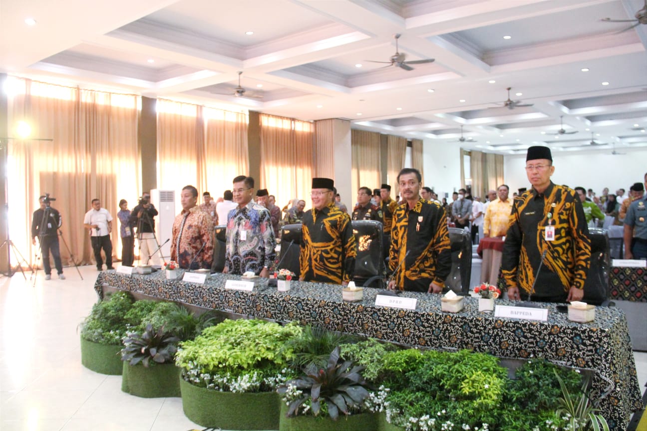 Gubernur Rohidin menuturkan akan meningkatkan pengolahan komoditi unggulan yang  akan mengenalkan daerah menjadi sektor utama, seperti Kopi dan Kelapa Sawit.