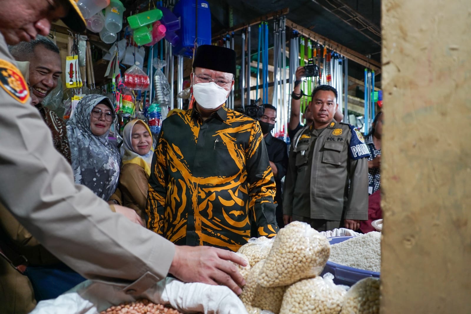 Saya imbau belanja lah secukupnya saja, di samping memamg menyesuaikan untuk kesederhanaan