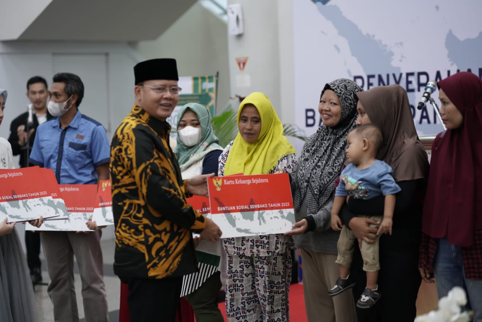 Gubernur Bengkulu Rohidin Mersyah yang hadir sekaligus menyerahkan secara simbolis bantuan kepada para penerima, bahwa hal ini sangat tepat karena bantuan non tunai tersebut dapat digunakan langsung untuk membeli kebutuhan pokok
