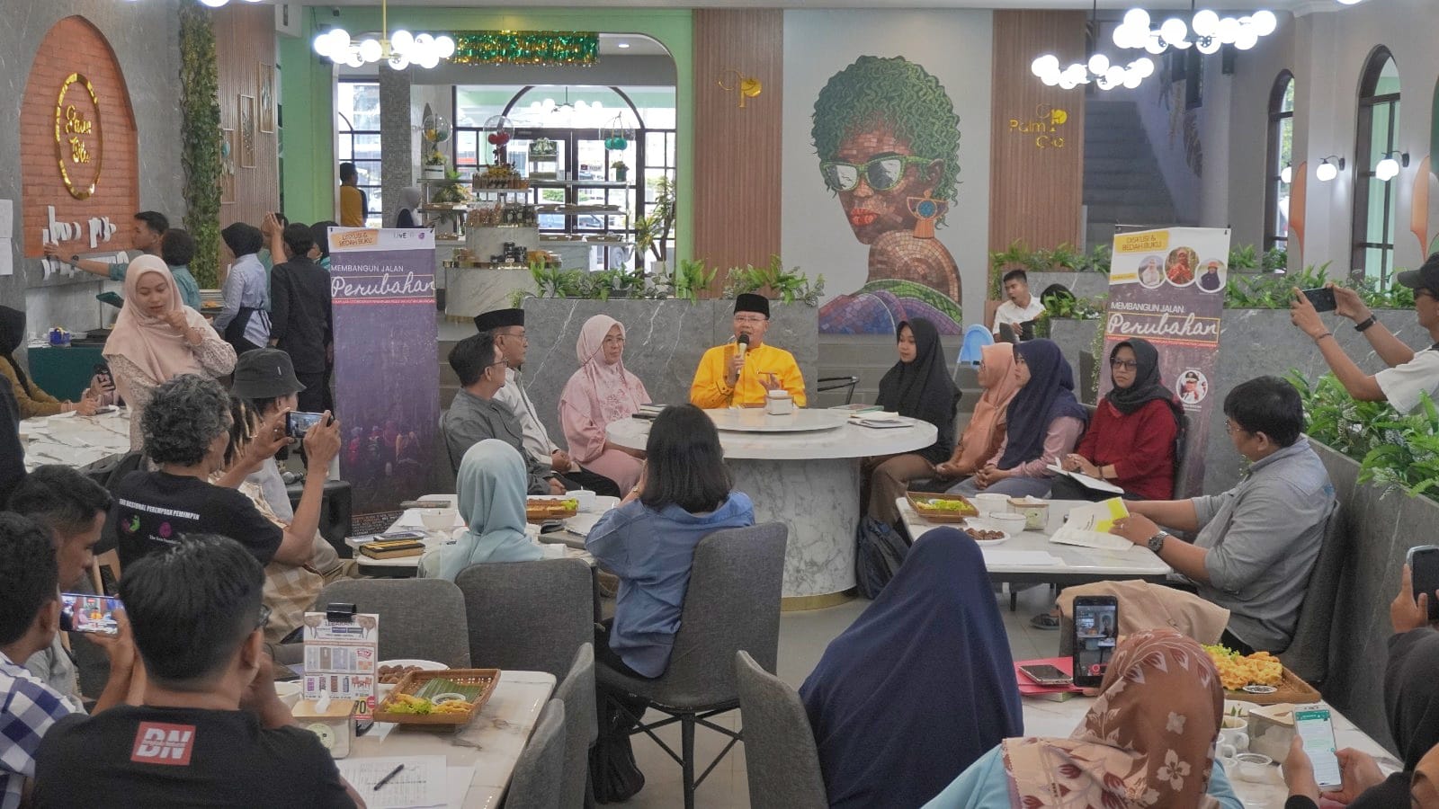 Saya mengapresiasi baik pengalaman berharga dari para perempuan tangguh yang tergabung dalam Kelompok Perempuan peduli lingkungan didokumentasikan dalam bentuk buku,