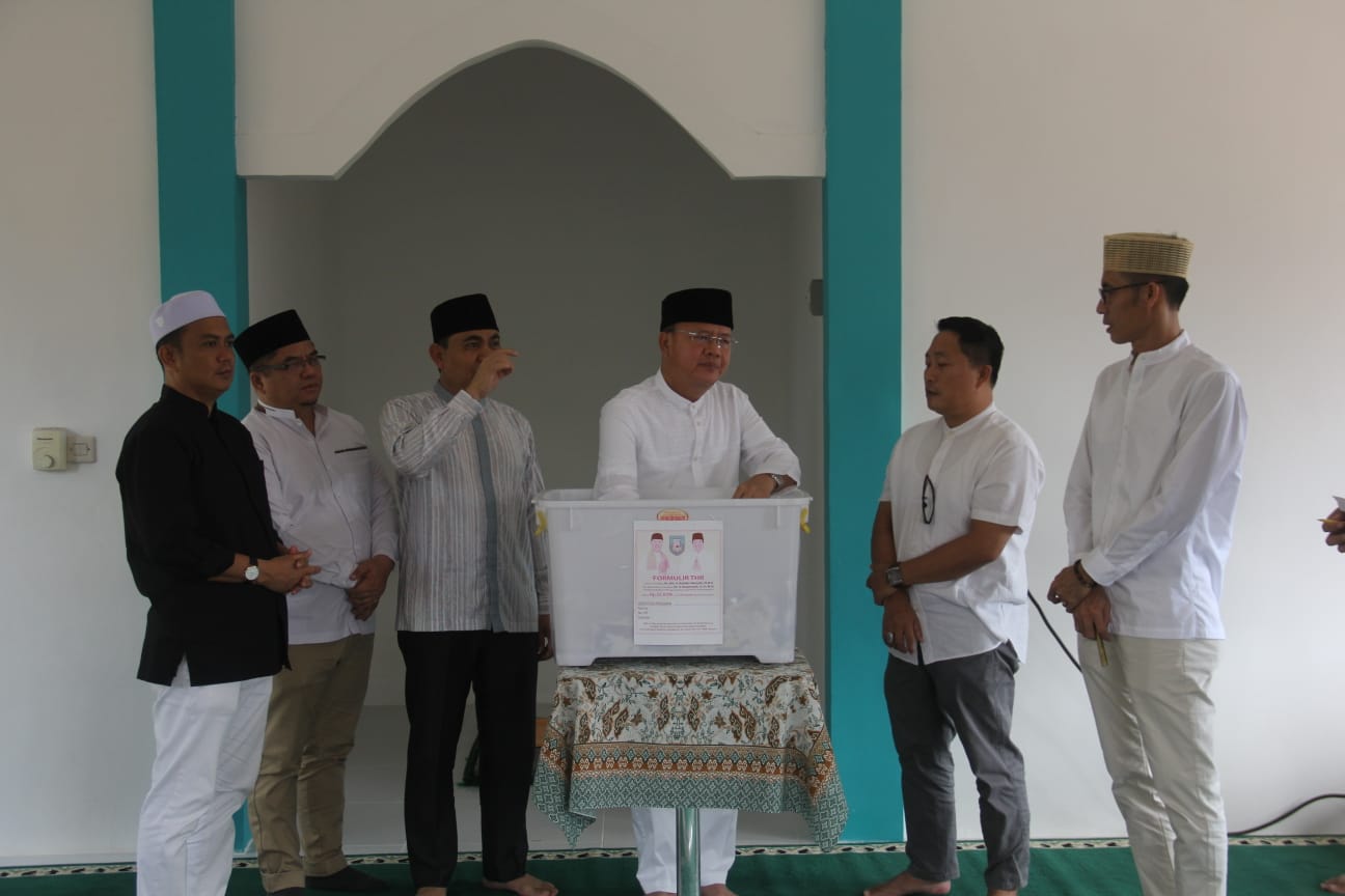Selain penarikan undian THR, dalam kesempatan ini Gubernur Rohidin juga meresmikan sekaligus menandatangani prasasti Musholla Bayt Alqalam Harian Rakyat Bengkulu.