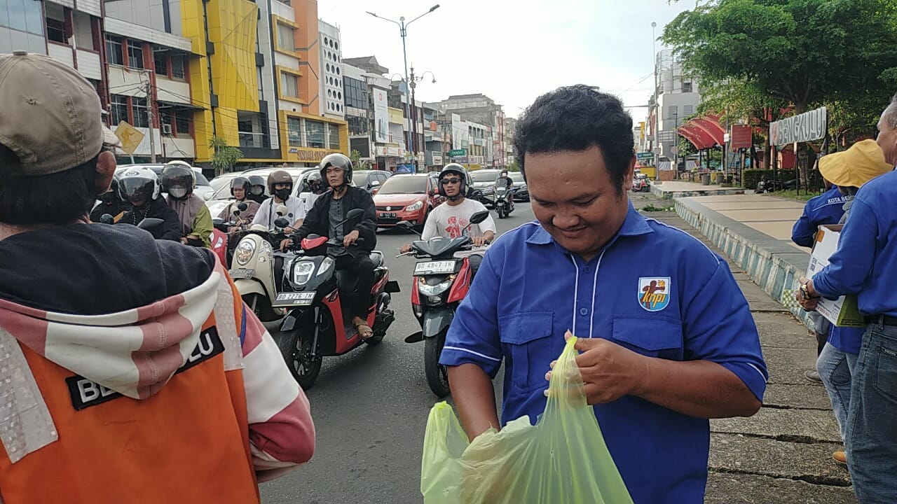 Alhamdulillah, acara ini menjelang berakhirnya ramadhan kali ini. Kami bersama kawan-kawan KNPI Kota Bengkulu berbagi sebanyak 200 takjil secara gratis