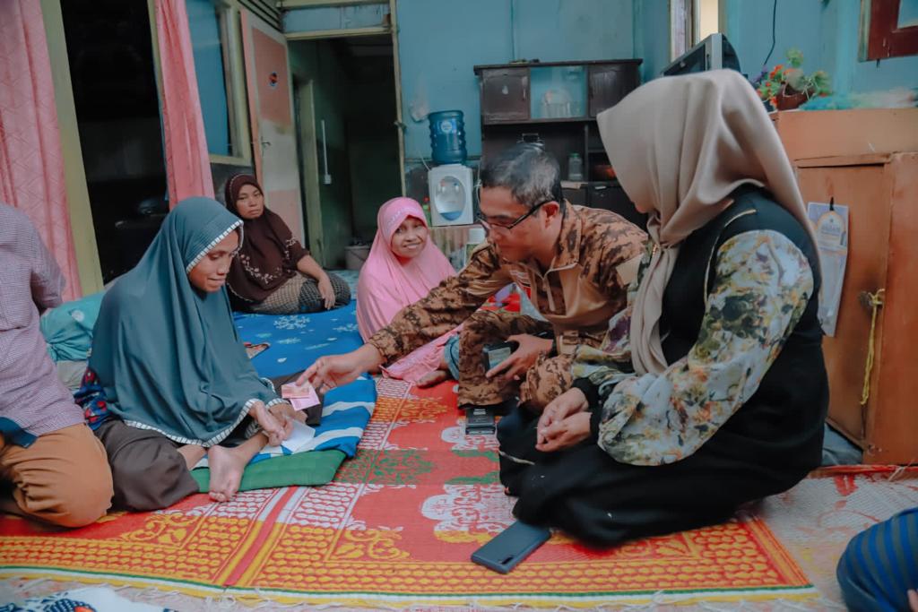 Pj. Wali Kota Payakumbuh serahkan bantuan uang tunai langsung kepada kakak beradik tersebut, Yulianti (55) dan Salmawati (49) dengan turut serta didampingi ketua RT dan tetangganya setempat.