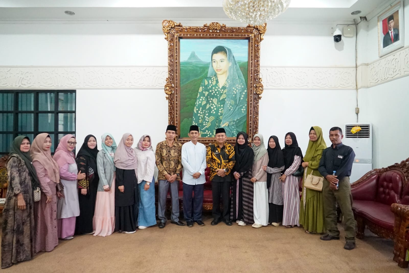 Sekda Hamka Sabri Ketika menerima informasi Sudan terjadi konflik, Pemprov terus berkoordinasi terkait keadaan anak-anak yang sedang menjalani pendidikan di sana. Alhamdulillah, 14 mahasiswa dalam keadaan sehat walafiat, dan saat ini 9 sudah ada di Indonesia dan 5 masih dalam proses kepulangan