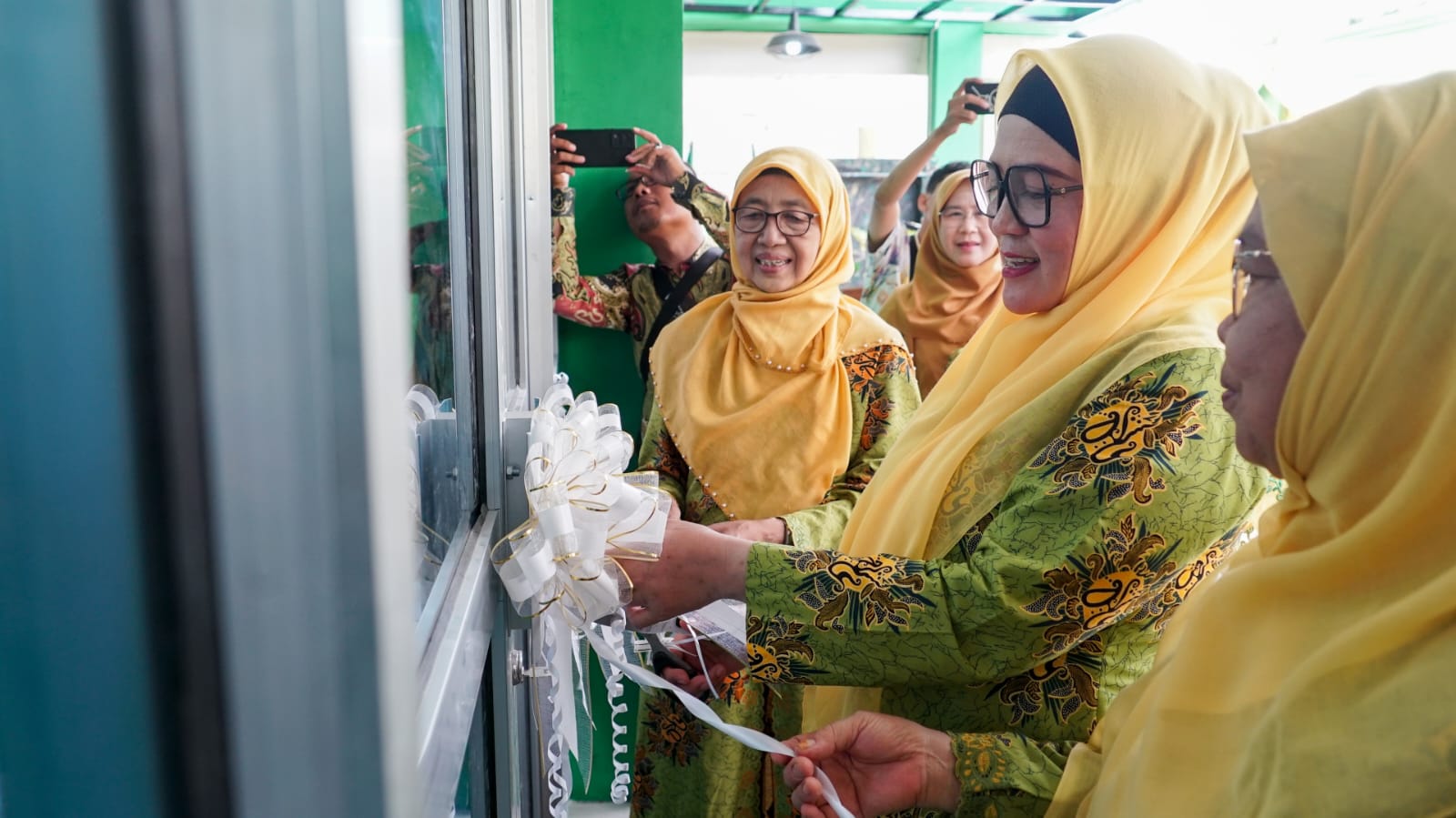 Gubernur Bengkulu Rohidin Mersyah dan pengguntingan pita di pintu masuk Gedung Dakwah oleh Ketua TP PKK Provinsi Bengkulu Derta Wahyulin Rohidin.